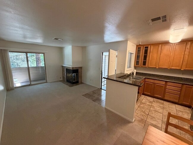 Building Photo - 2 Bedroom / 1 Bathroom |