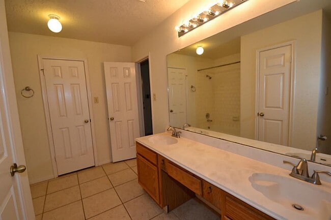 Building Photo - 2739 Blue Mist Dr