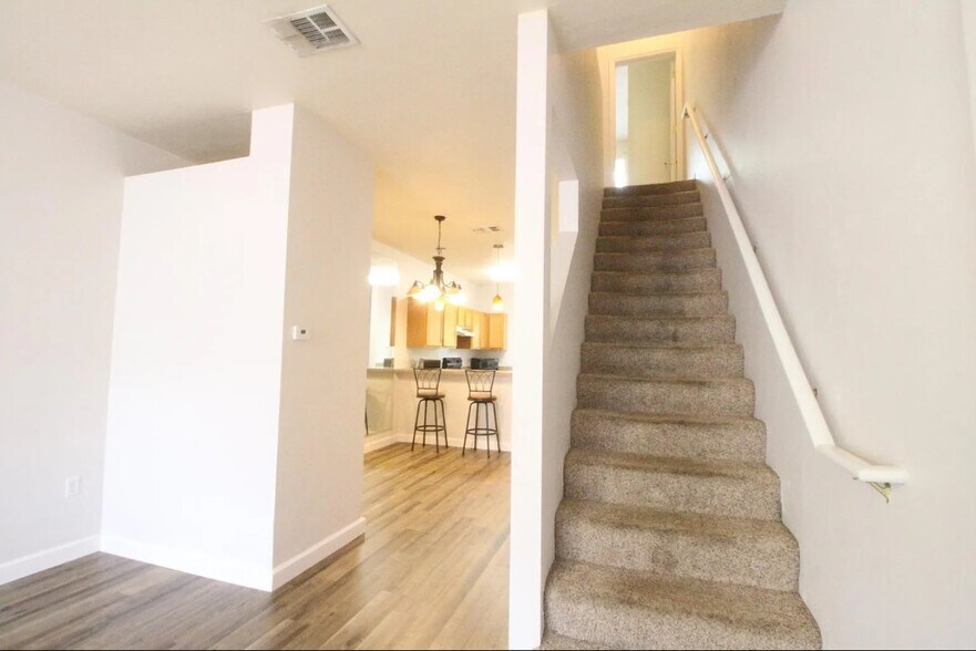 Building Photo - 3870 SW 20th Ave