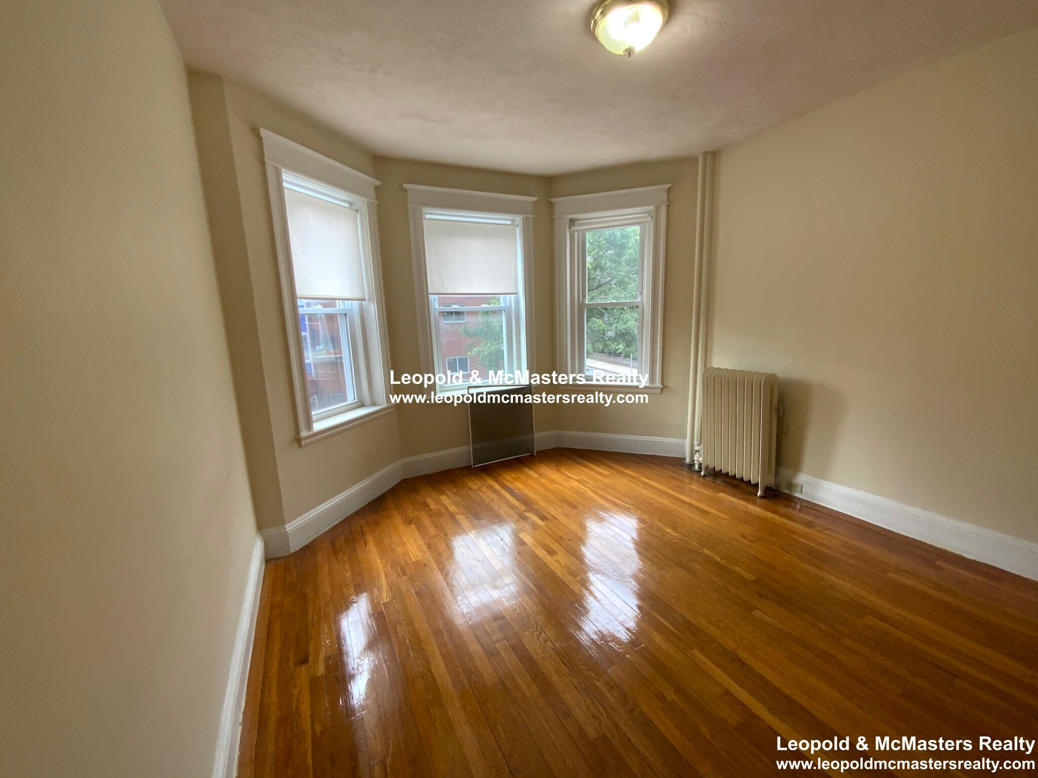 Building Photo - 33 Woodstock Ave