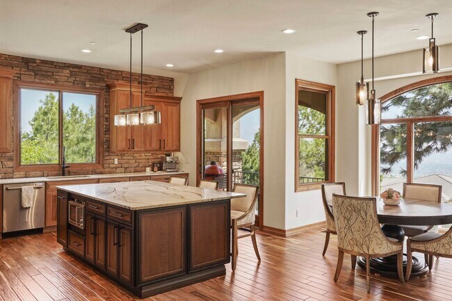 Building Photo - Stunning Broadmoor Estate with Mountain & City Views