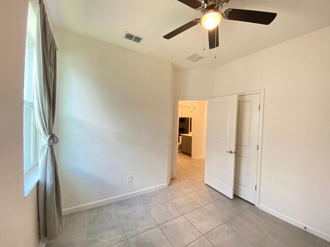 Building Photo - 1273 Hendon Lp