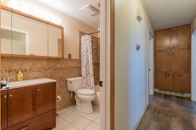 Building Photo - Spacious 3 Bedroom Home with Solar Panels and a Pool