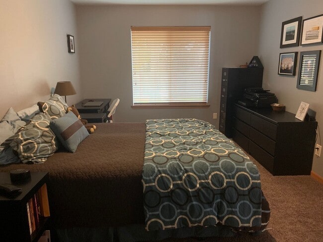 Building Photo - Modern and stylish 3 bedroom home in Lovely Neighborhood