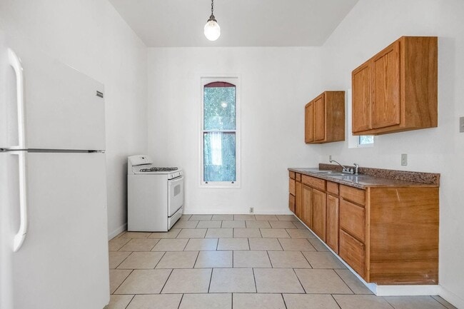 Building Photo - 1 Bedroom 1 Bath Walking Distance to Downtown Hanford