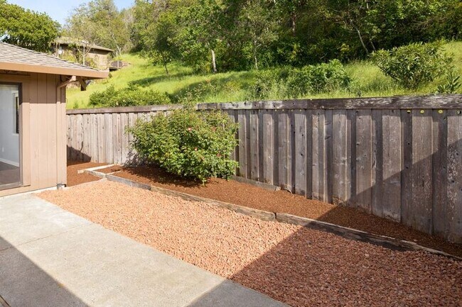 Building Photo - 42 Oakcrest Dr