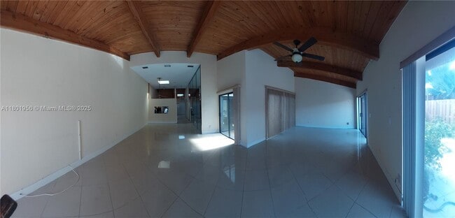 Building Photo - 2675 Parkview Dr S