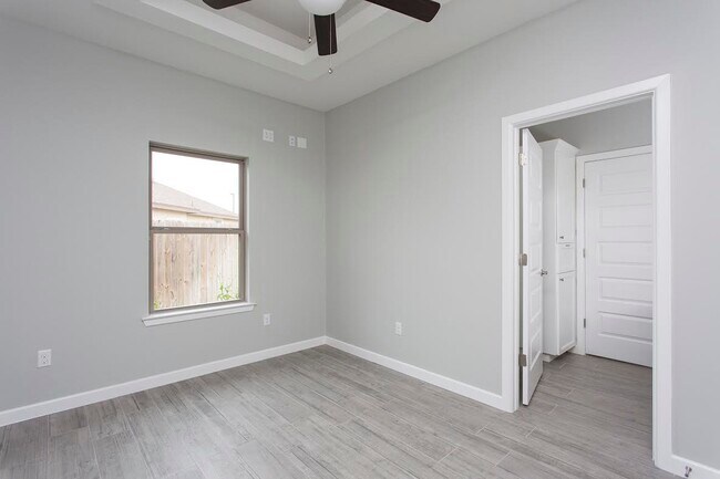 Building Photo - 2206 Liverpool Dr