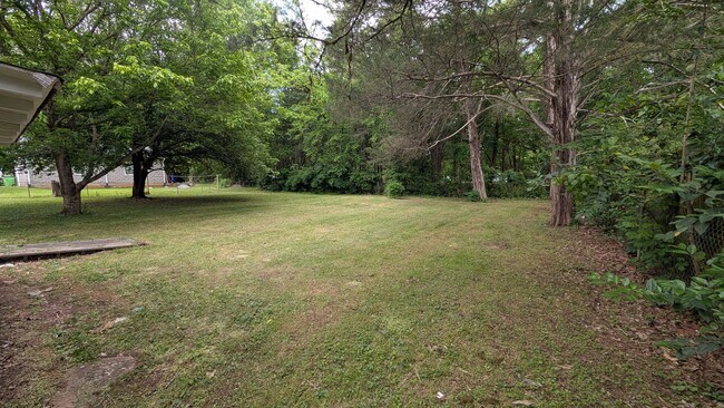 Building Photo - Newly Renovated -- Walking Distance to the...