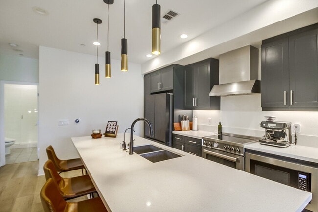 Building Photo - Welcome to your modern La Mesa townhome with solar!