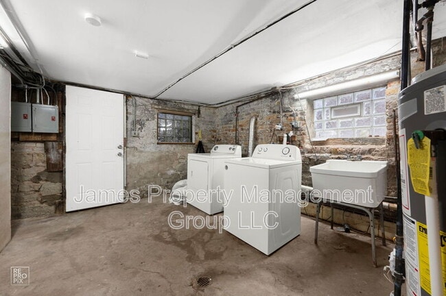 Building Photo - 835 N Paulina St