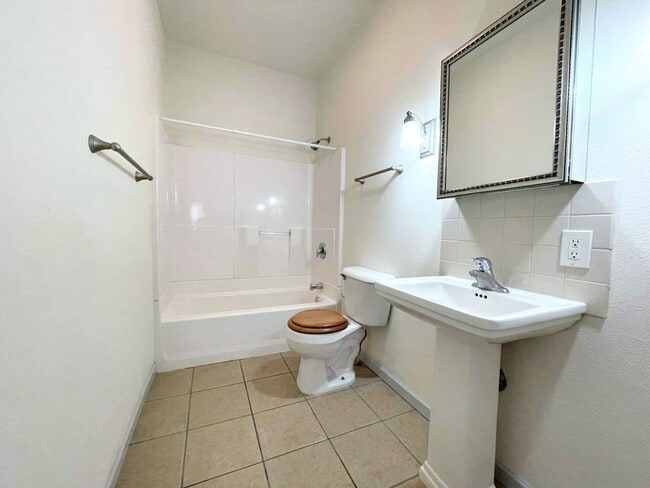 Building Photo - Clean 2 bed 1 bath home