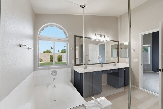 Building Photo - Welcome to this well-maintained 3-bedroom, 2-bath home in Gilbert, AZ!