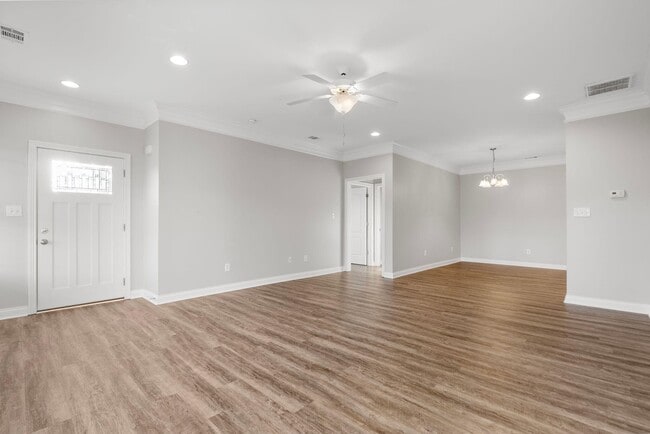 Building Photo - 585 Regency Cir