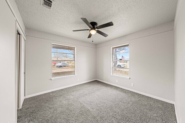 Building Photo - 4402 Seabreeze Dr