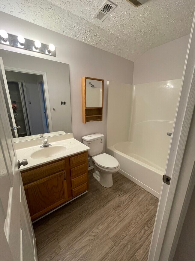 2nd Full Bathroom - 924 Ashley Michelle Ct