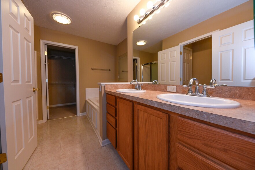 Building Photo - 5845 Crescent Ridge Dr