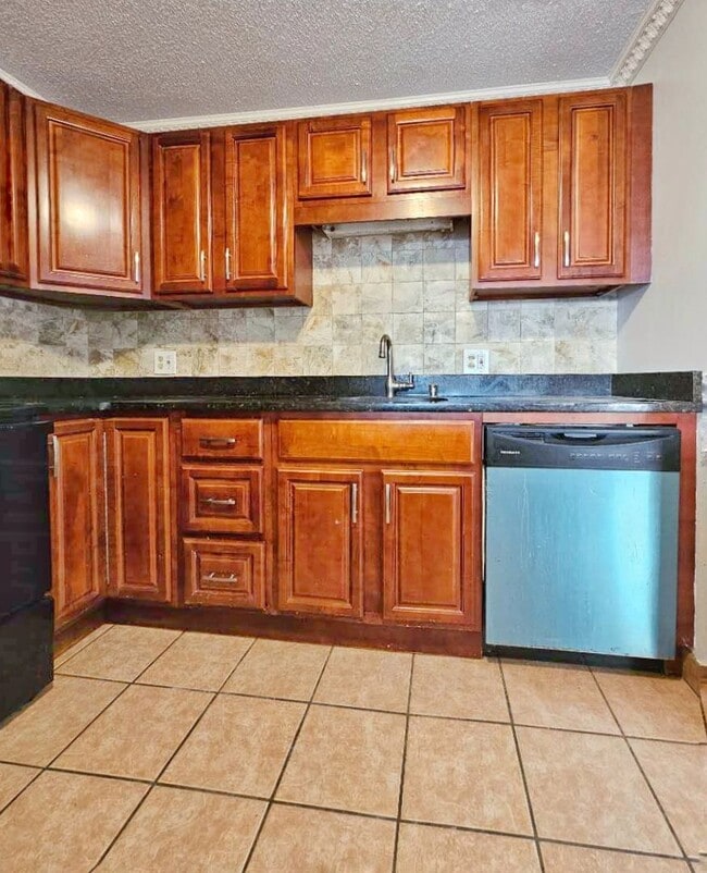 Building Photo - Beautiful renovated 3 bed 2 bath townhouse with deeded parking and easy Highway access