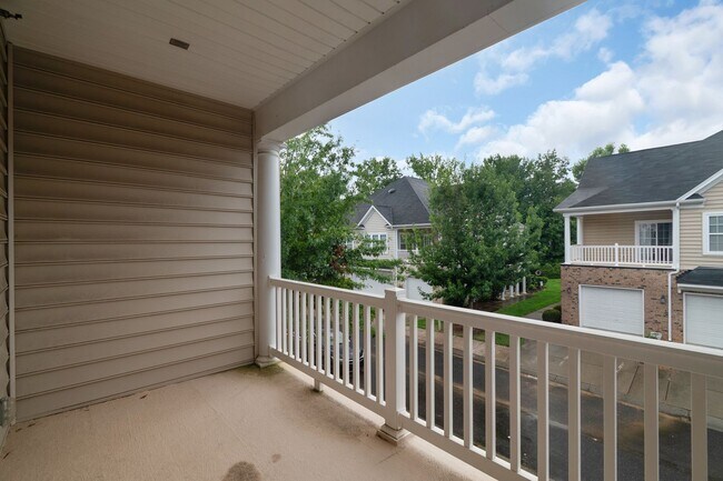Building Photo - Beautiful Condo Minutes from Ballantyne wi...