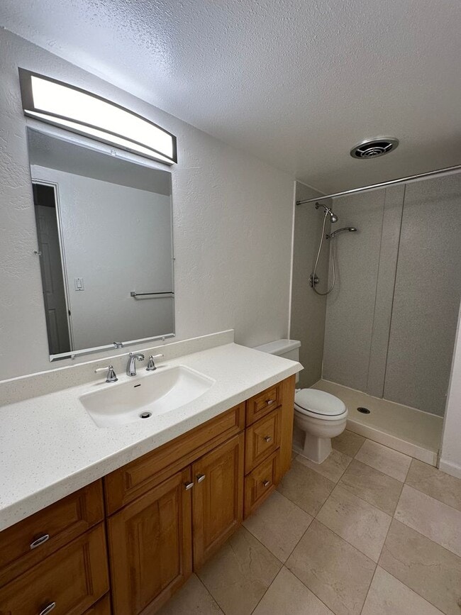 Building Photo - Spacious, Fully Renovated, 3 bedroom 2 bat...