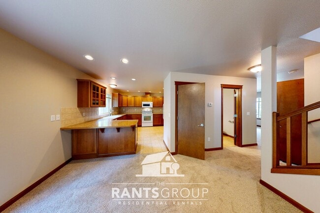 Building Photo - Spacious and Versatile Home in Sought-Afte...