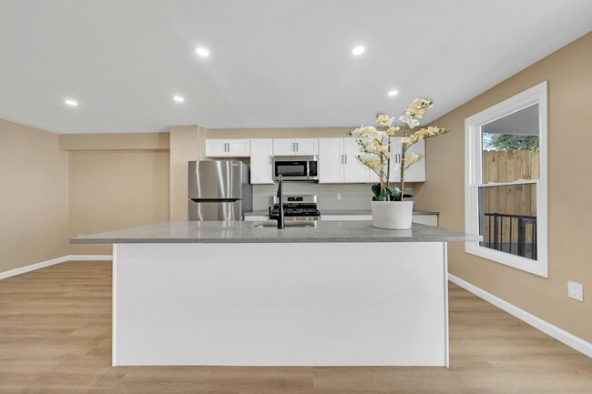 Building Photo - 171 Van Horne St