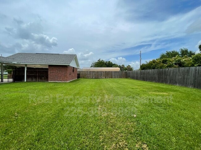Building Photo - 2422 Riverside Dr