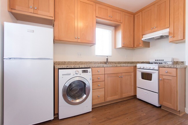 Primary Photo - 5044 1/2 Saratoga Ave