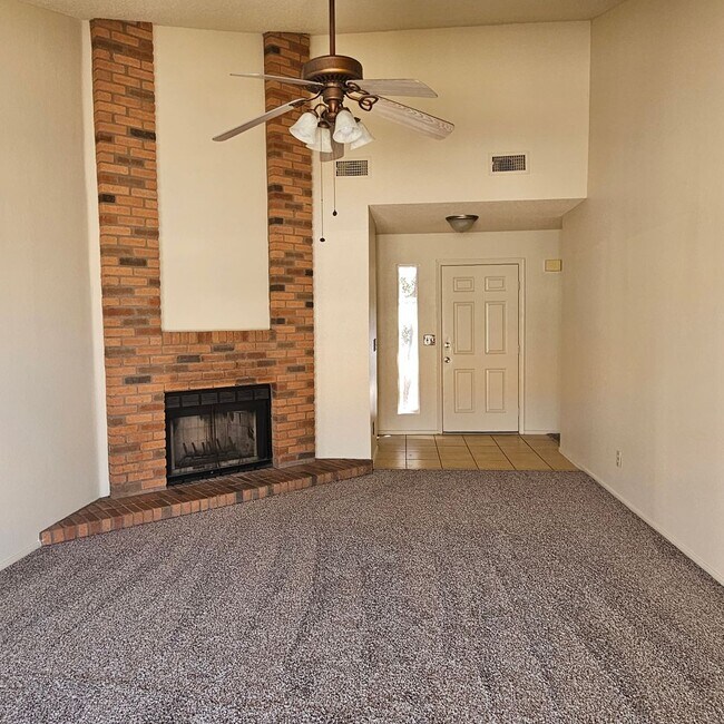 Building Photo - 3 bedroom corner unit for rent