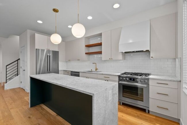 Building Photo - Stunning Modern Air-Conditioned Townhome in Coveted Whittier Heights