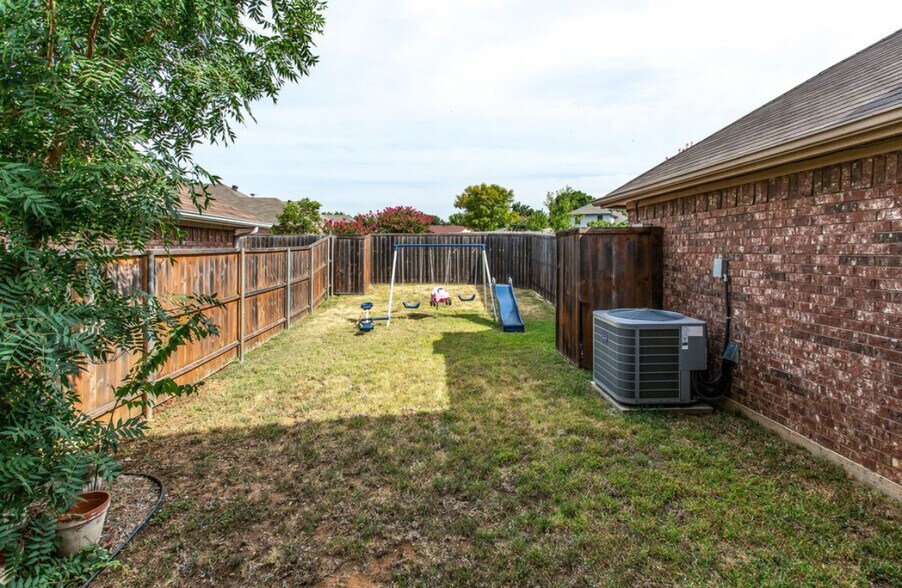 Building Photo - 807 Burr Oak Dr