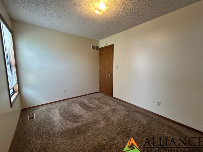 Building Photo - Willow Ln. 2313 - 15