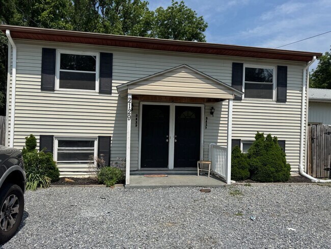 Primary Photo - 2127 Hollins Rd NE