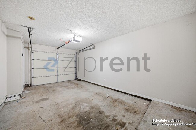 Building Photo - 584 Windsor St SW