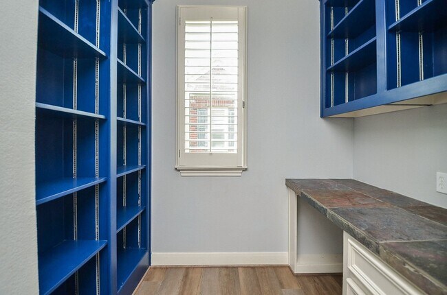 Building Photo - 1016 Studer St