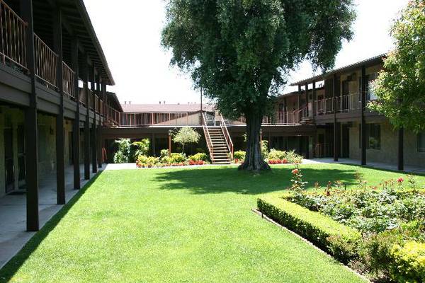 Building Photo - Villa Plaza