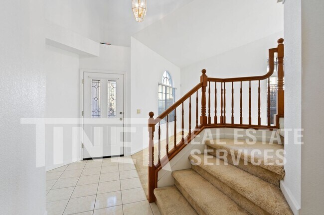 Building Photo - Spacious Home in Desireable Highland Hill ...