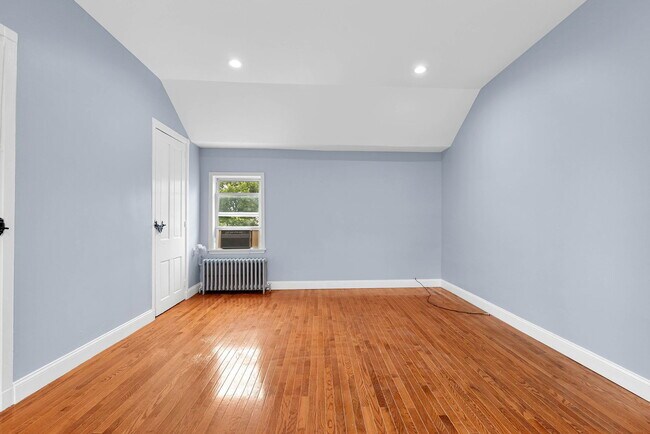 Building Photo - 537 E Girard Ave