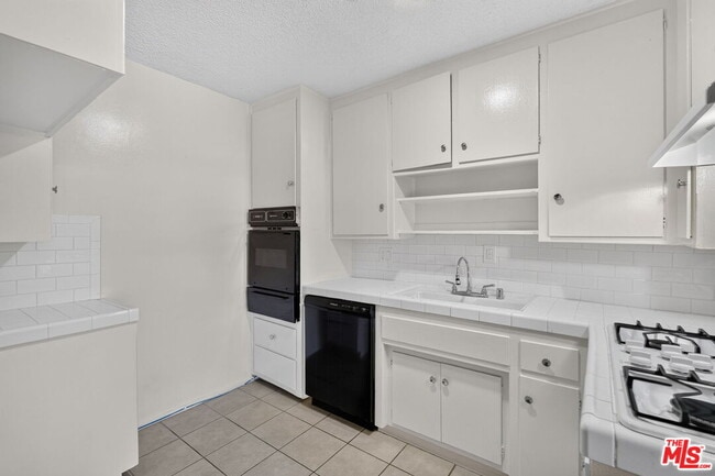 Building Photo - 15540 Moorpark St