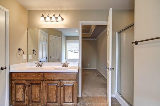 Building Photo - Available August 2026! Beautiful 5 Bed/4 B...