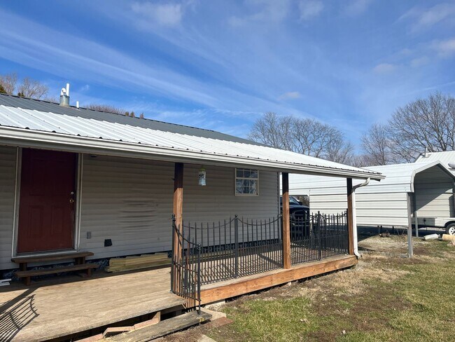 Building Photo - 1 bedroom 1 bath in Romney AVAILABLE FOR LEASE IN APRIL