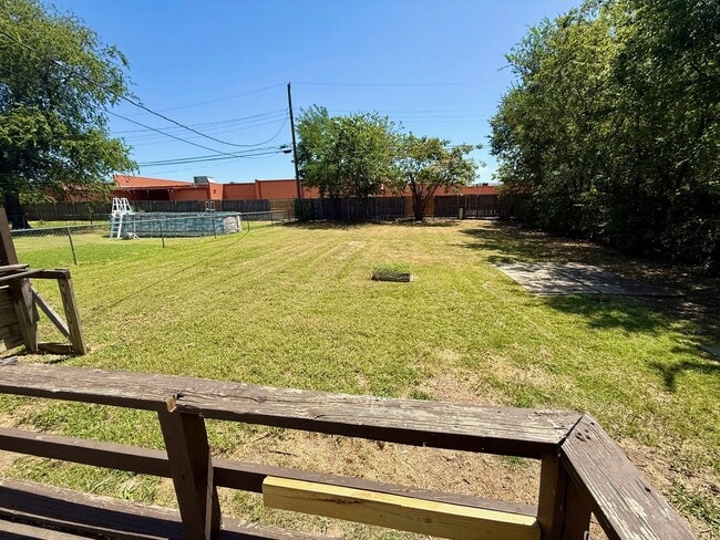 Building Photo - Super Cute HUGE Backyard!