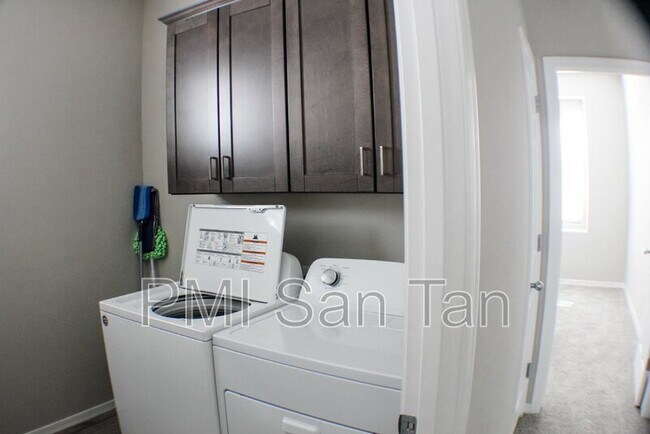 Building Photo - 4754 E Olive Ave