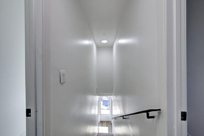 Building Photo - AMAZING NEW CONSTRUCTION UNIT NEAR DOWNTOWN