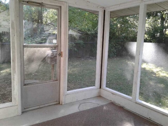 Building Photo - 3 bedroom, 2 bath House:  Available July 2026!