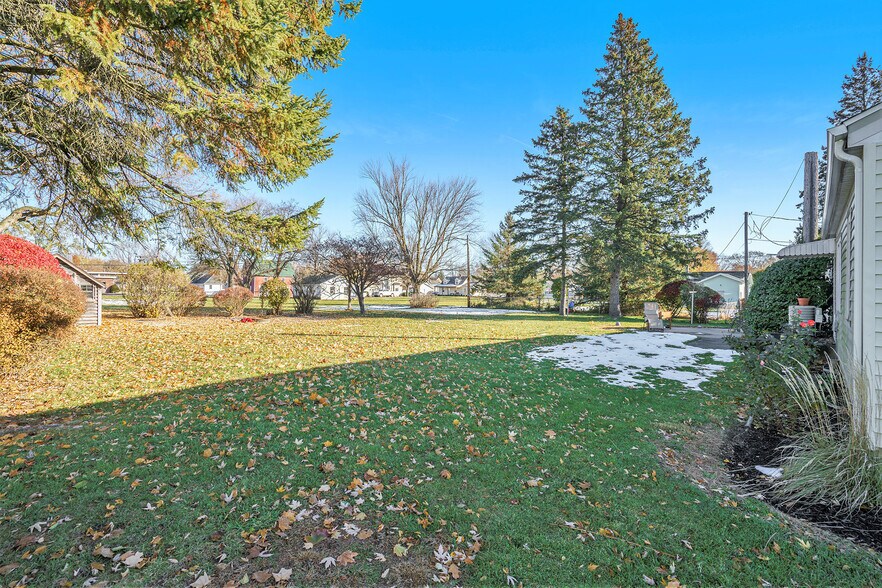 Building Photo - 204 E Spring St