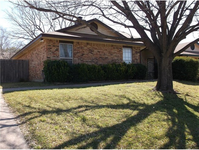 Building Photo - Two Bedroom 1.5 Bath Duplex Unit in Euless