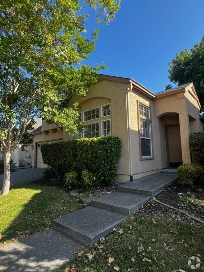 Building Photo - Desired Two Story 3 Bedroom 2.5 Bath Petal...