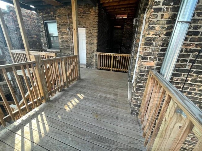 Building Photo - 3 bedroom in CHICAGO IL 60613