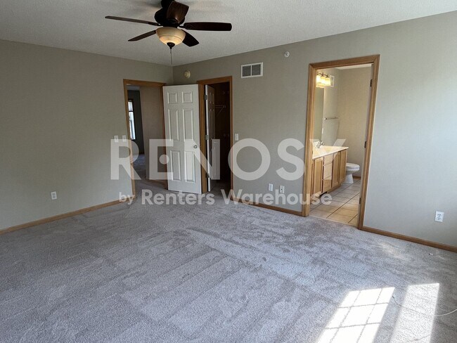 Building Photo - Available Now 3 Bedroom 1 Bath 1 Powder Room Townhome in Eden Prairie